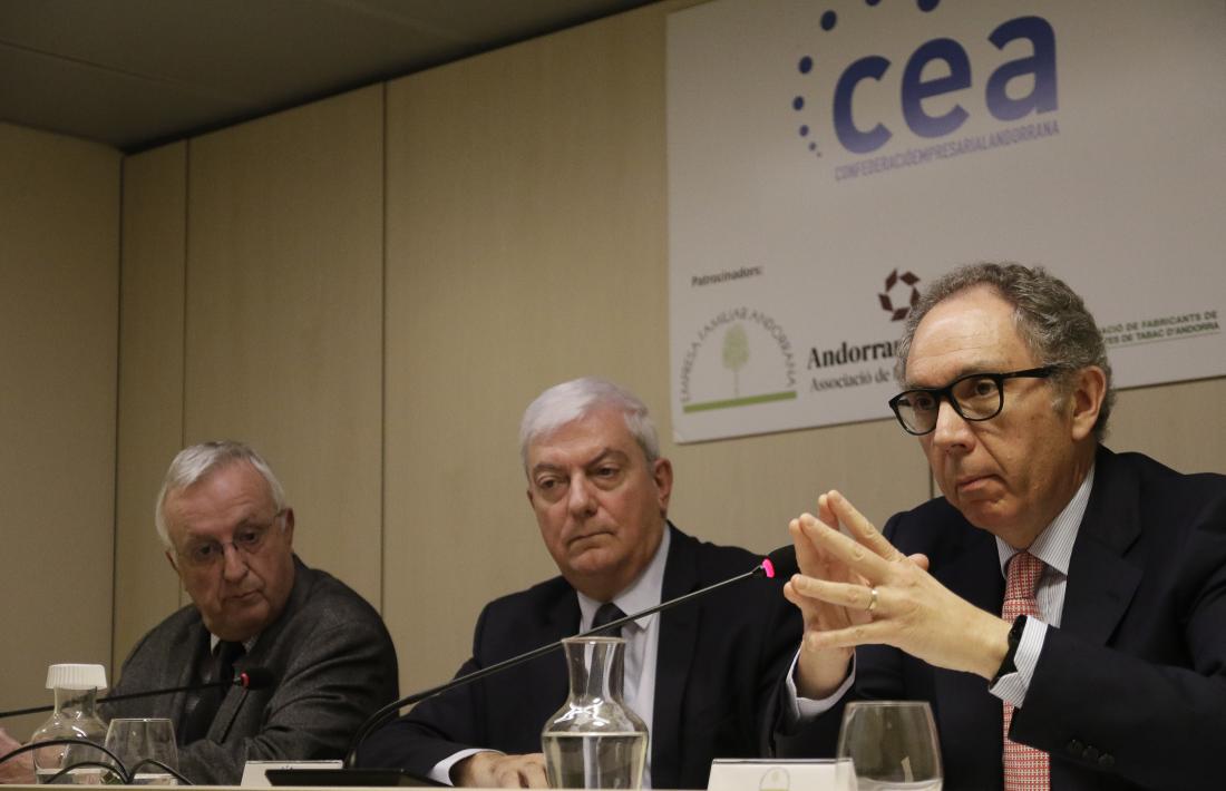 Els presidents de la CCIS, Miquel Armengol, la CEA, Gerard Cadena, i l’EFA, Francesc Mora, en la presentació del document.