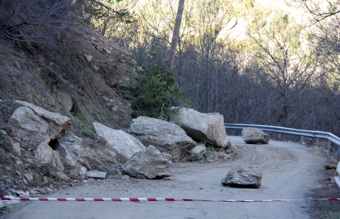 Les roques que han caigut a la N-145 a diversos nuclis de les Valls de Valira.
