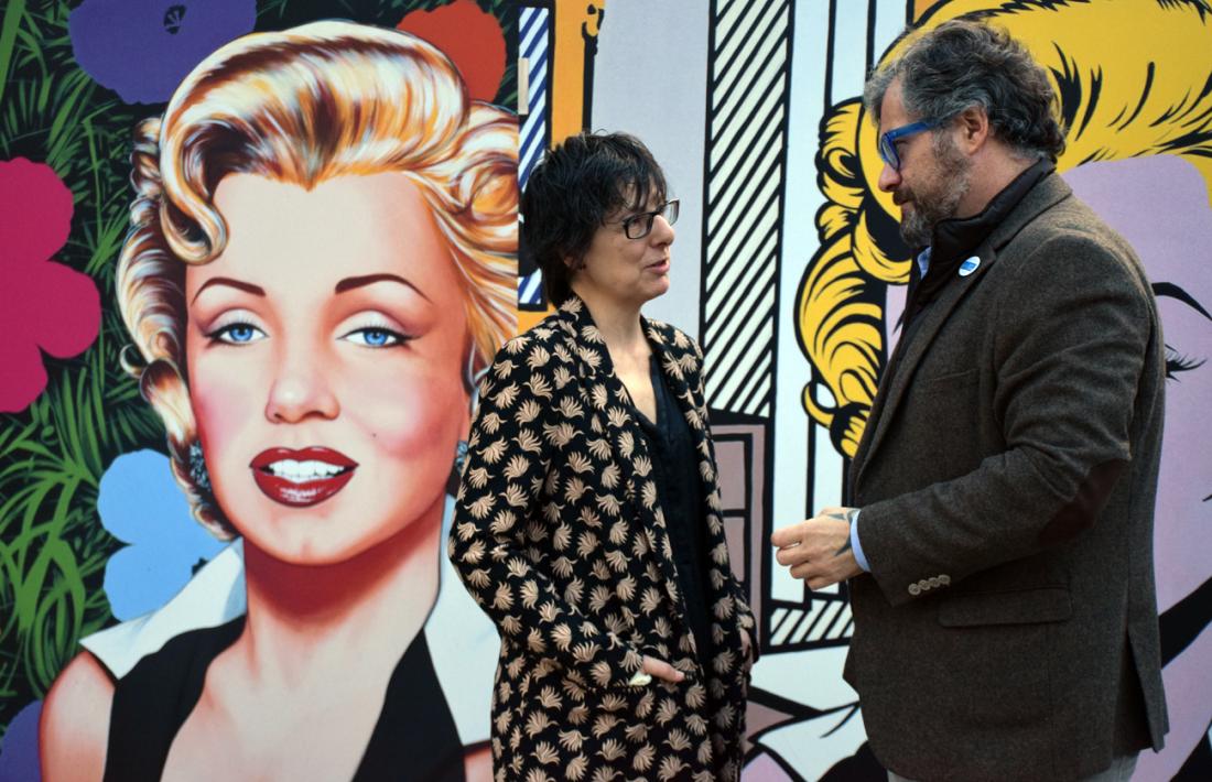 La directora d'Unicef Andorra, Marta Alberch, i el director artístic del Museu Carmen Thyssen Andorra, Guillermo Cervera, davant d'una de les obres de l'artista Antonio de Felipe.