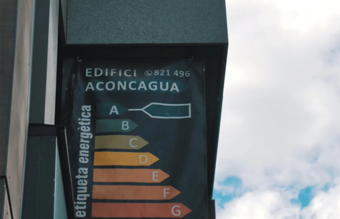 Publicitat de l’etiqueta energètica en un edifici de la capital premiat per l’eficiència energètica aconseguida.