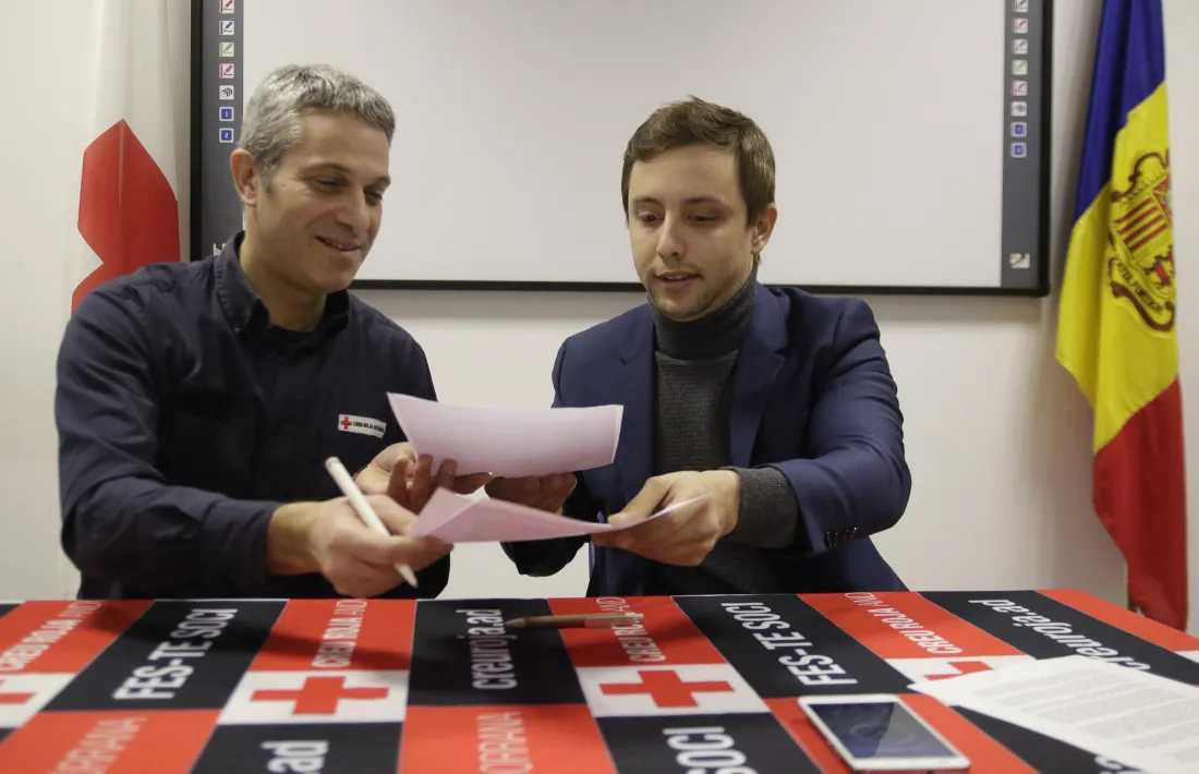Jordi Fernández i Francesc Destrée van signar ahir l’acord a la Creu Roja Andorrana.