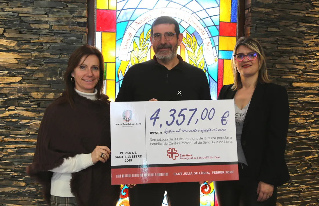 Moment de l'entrega del xec.