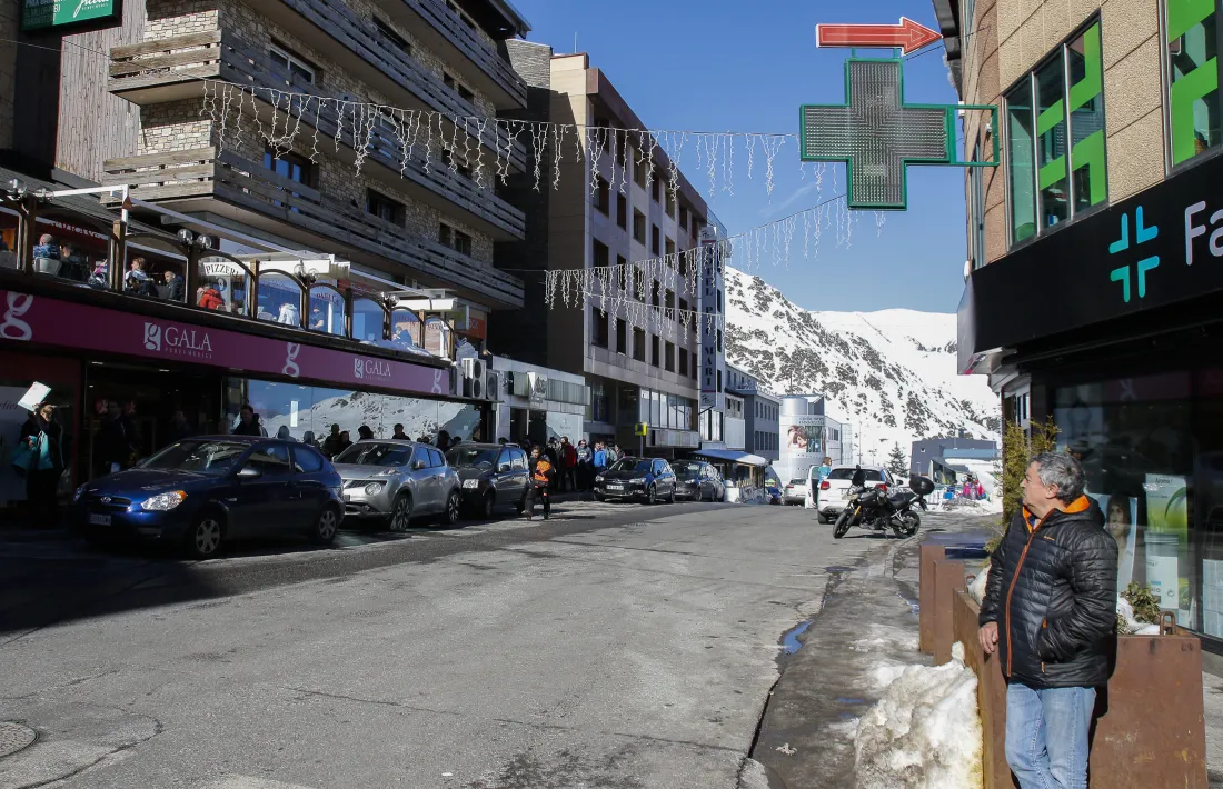 Vista d’un dels carrers comercials del Pas de la Casa.