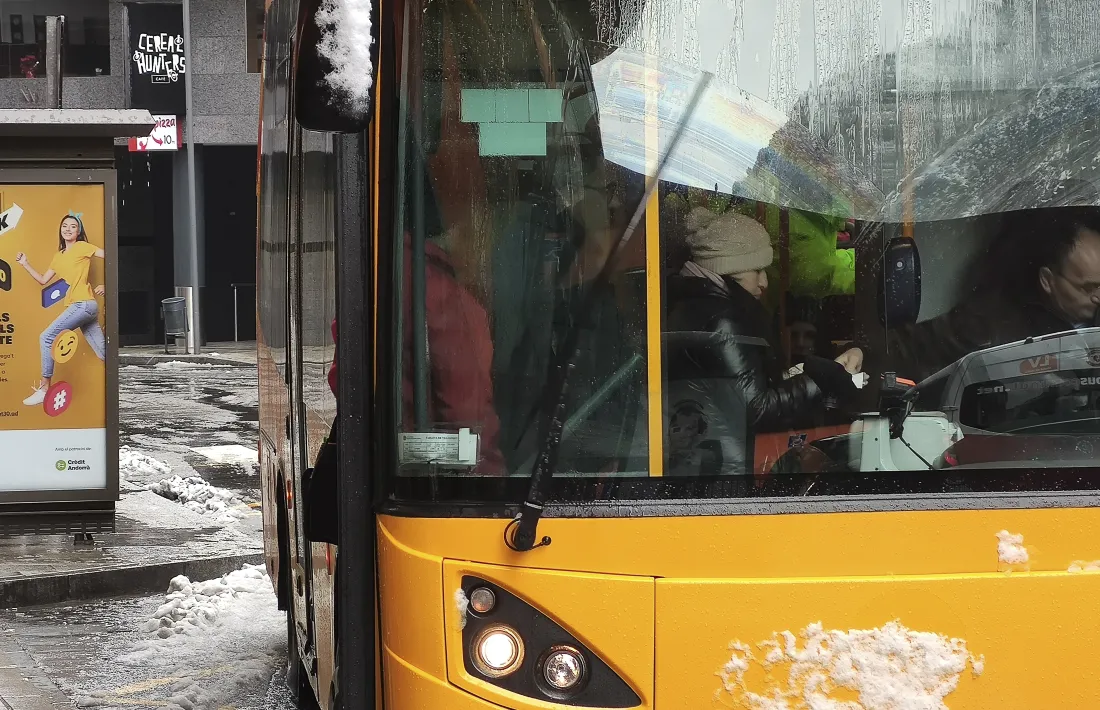 Un autobús que realitza el servei de transport públic nacional.