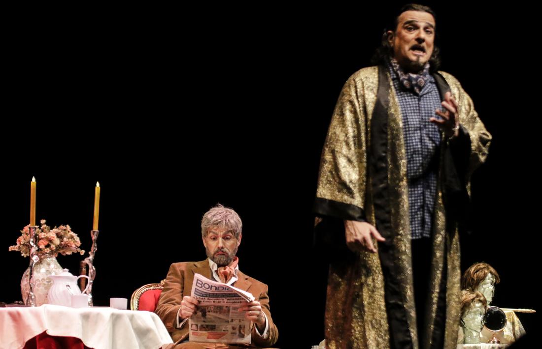 El baix Ferruccio Finetti (Don Pasquale), lector selecte, amb el tenor Carlo Giachhetta (Ernesto), a l’escenari del Claror.