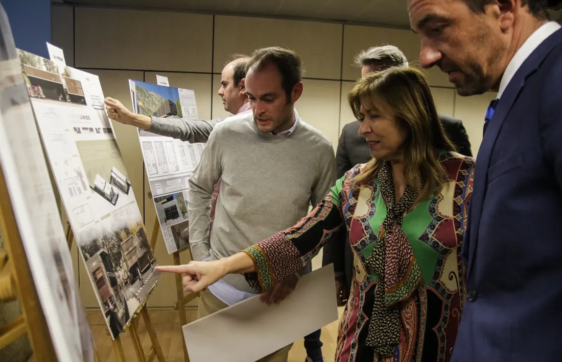 Riba, Marsol i Torres mirant els projectes finalistes, després de l’entrega de premis.