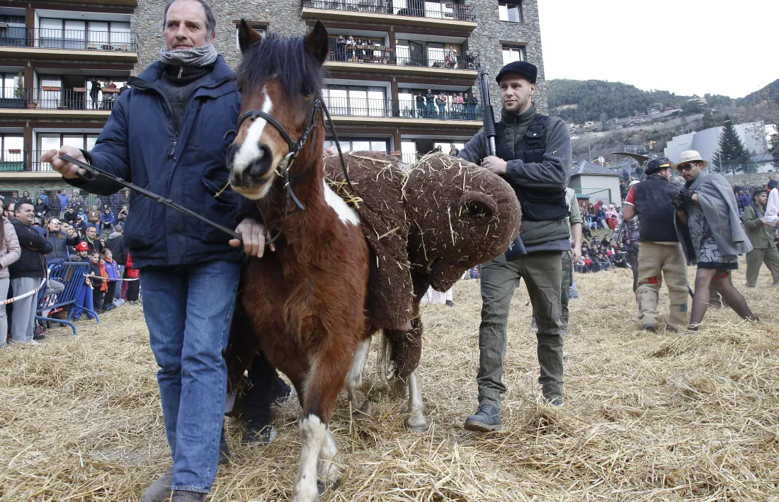 Feta la feina, i liquidada l’ossa, els caçadors s’enduen la bèstia de l’aparcament de l’Areny. I fins l’any que ve.