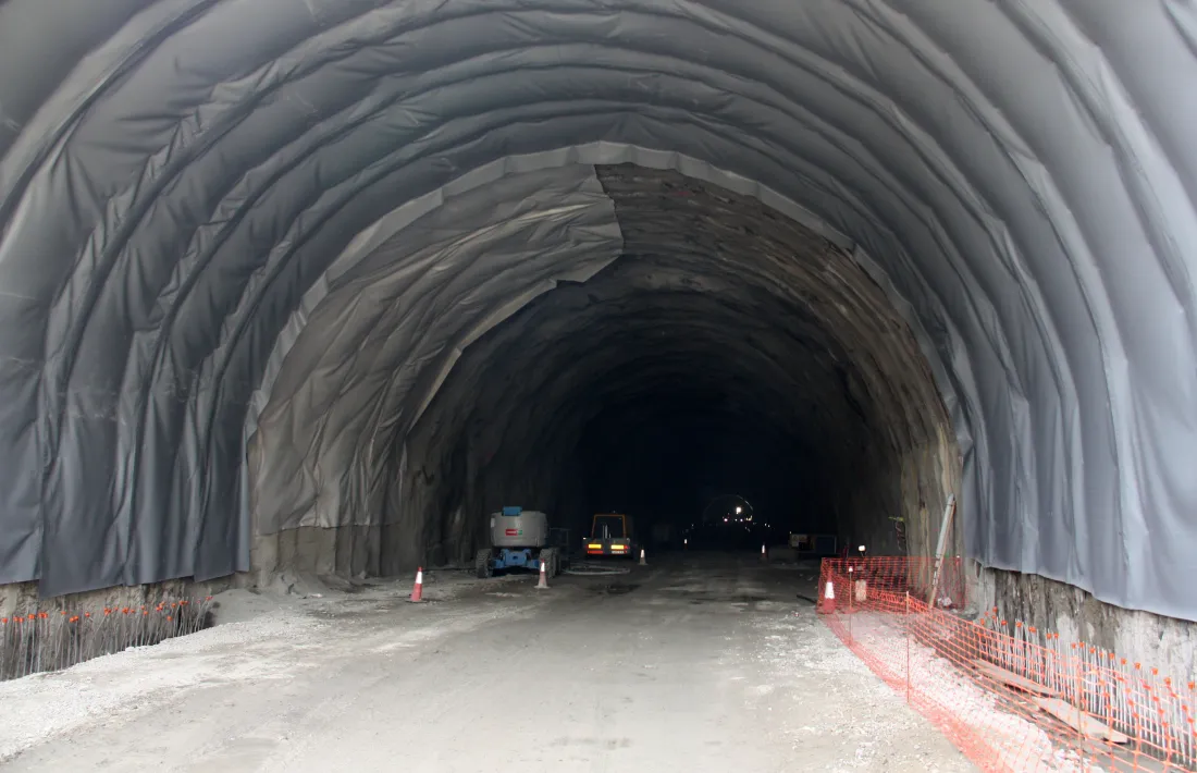  Interior de la galeria principal del túnel de Tresponts, a la C-14 entre Organyà i Montan de Tost.