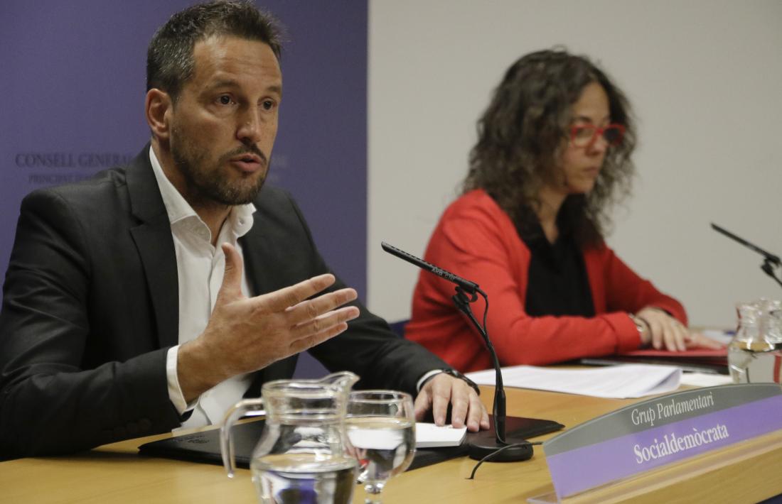 Pere López i Judith Salazar en la compareixença davant els mitjans al Consell General. 