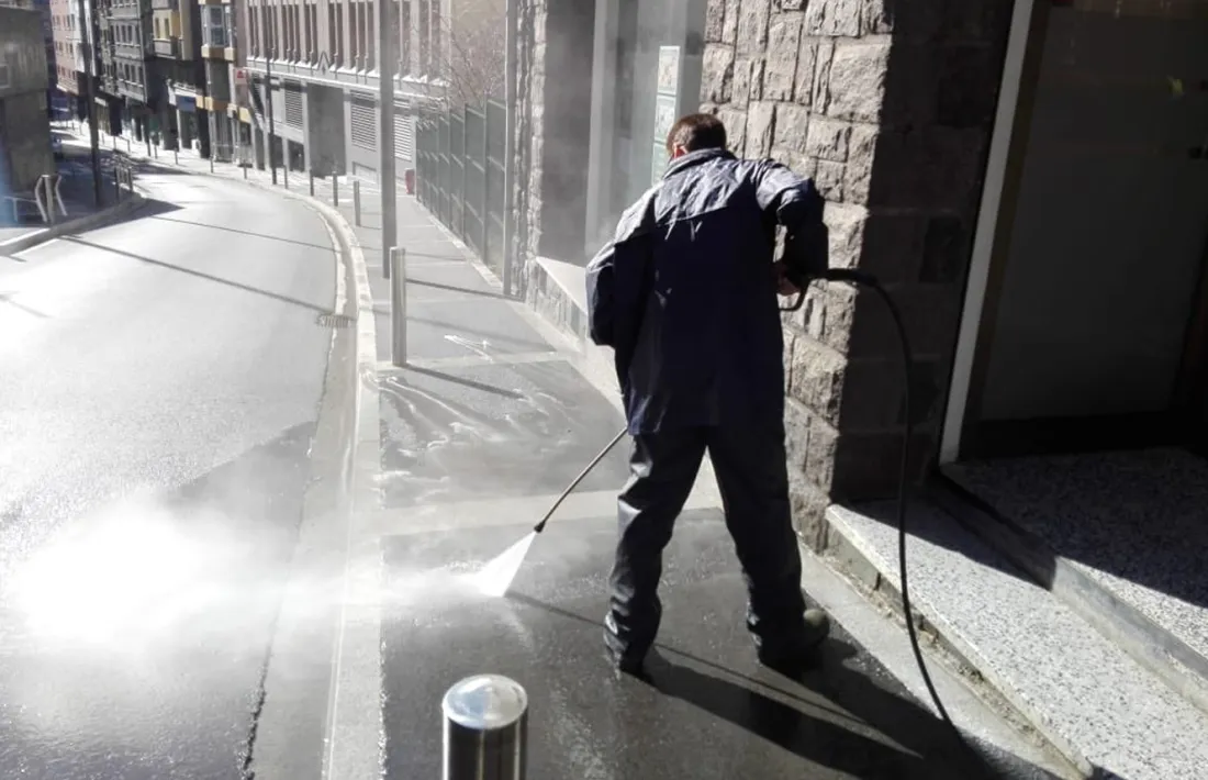 Estat en què han quedat els carrers d'Escaldes-Engordany després de les tasques de neteja.