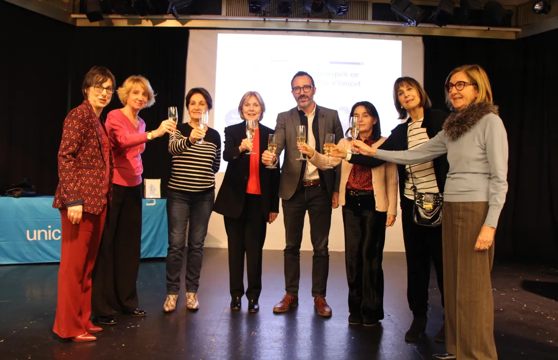 Víctor Filloy brinda amb les membres de la junta directiva d'Unicef Andorra.