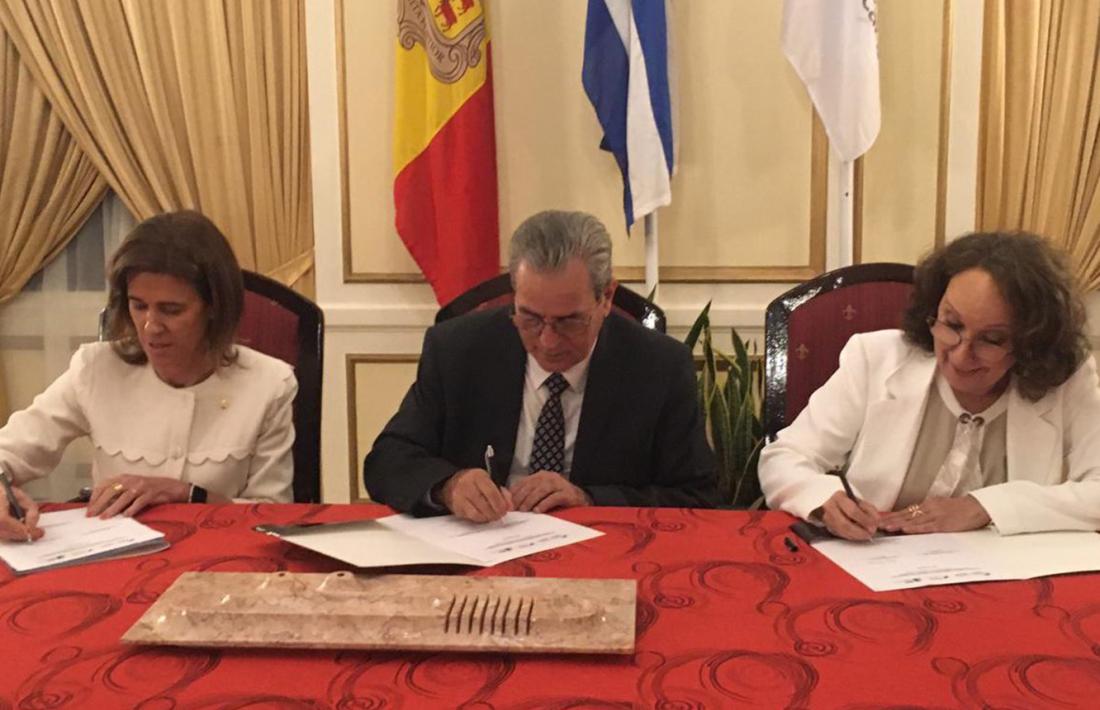 La titular d'Educació i Ensenyament Superior, Ester Vilarrubla; el seu homòleg cubà, José Ramón Saborido, i la secretària general iberoamericana, Rebeca Grysnpan, en la signatura de la declaració.