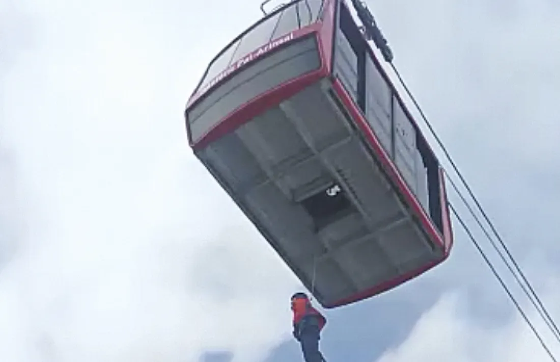 Un moment de l’evacuació que va tenir lloc ahir a la tarda al telefèric d’Arinsal.