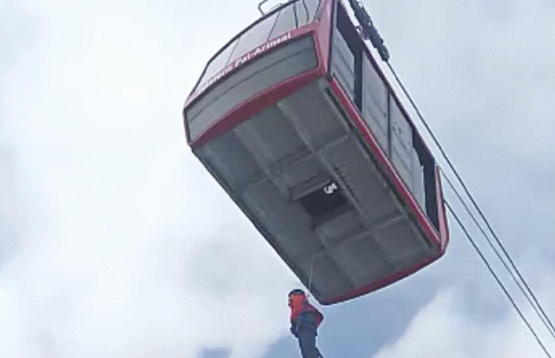 Un moment de l’evacuació que va tenir lloc ahir a la tarda al telefèric d’Arinsal.