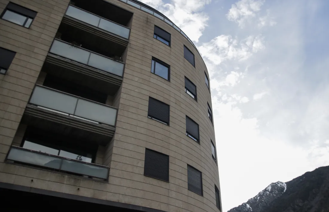 L’edifici del Clot d’Emprivat on s’ubiquen els pisos venuts en lot. 