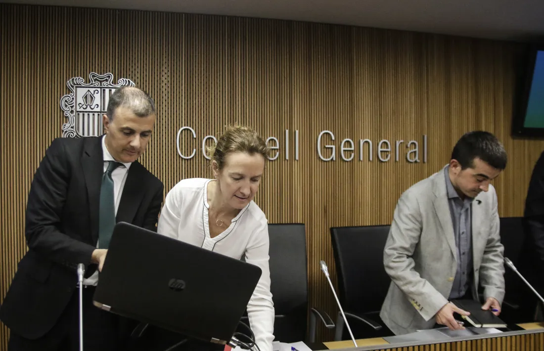 Marc Rossell i Sílvia Calvó preparant la compareixença davant la comissió legislativa de Política Territorial, Urbanisme i Medi Ambient.