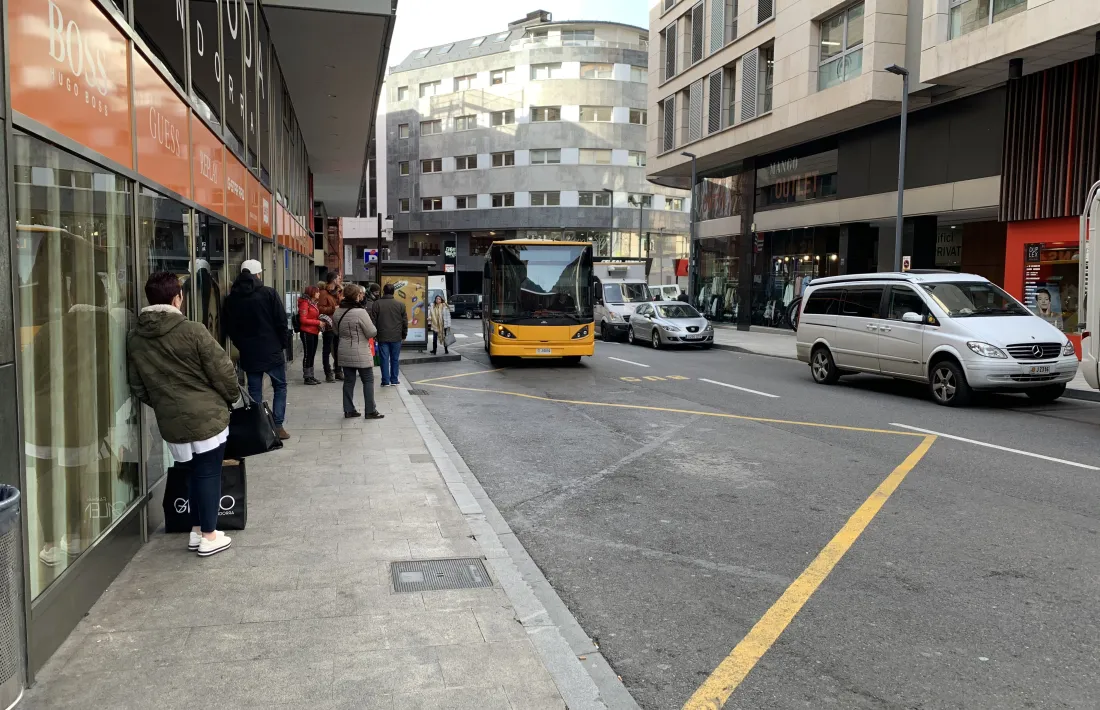 La parada del Consell d'Europa concentra les línies interurbanes i comunals.