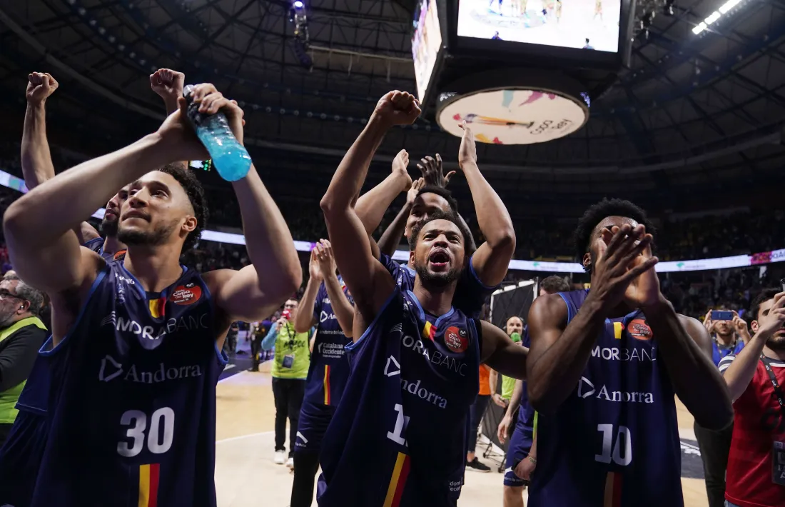 Els jugadors del BC MoraBanc celebren la classificació per a les semifinals de Copa del Rei