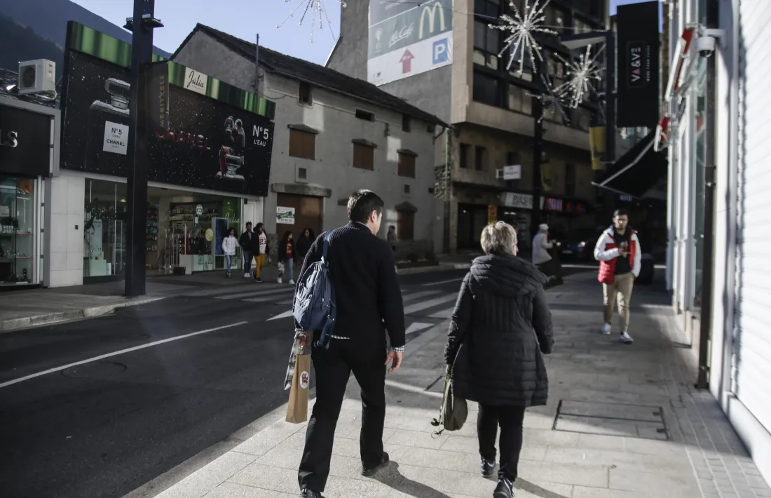 Botigues al principal eix comercial del Principat.