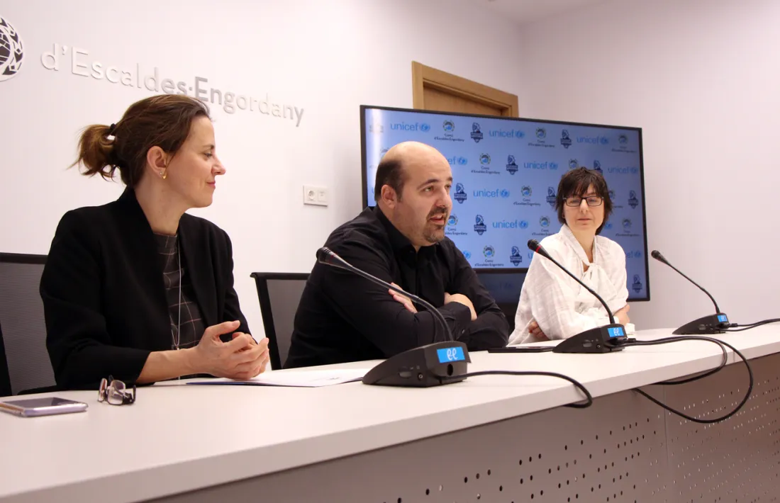 La cònsol major d'Escaldes-Engordany, Rosa Gili; el president del MoraBanc Andorra, Gorka Aixàs, i la directora d'Unicef Andorra, Marta Alberch, durant la presentació de la 6a edició del 'Champions for Unicef'