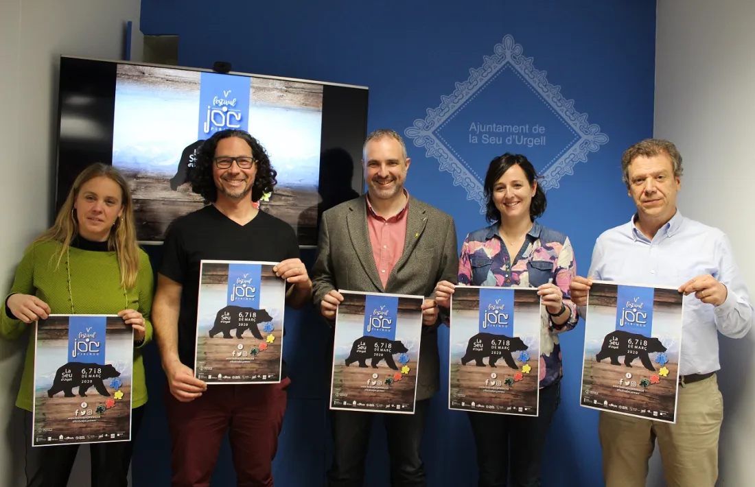 Fàbrega amb el cartell del festival.