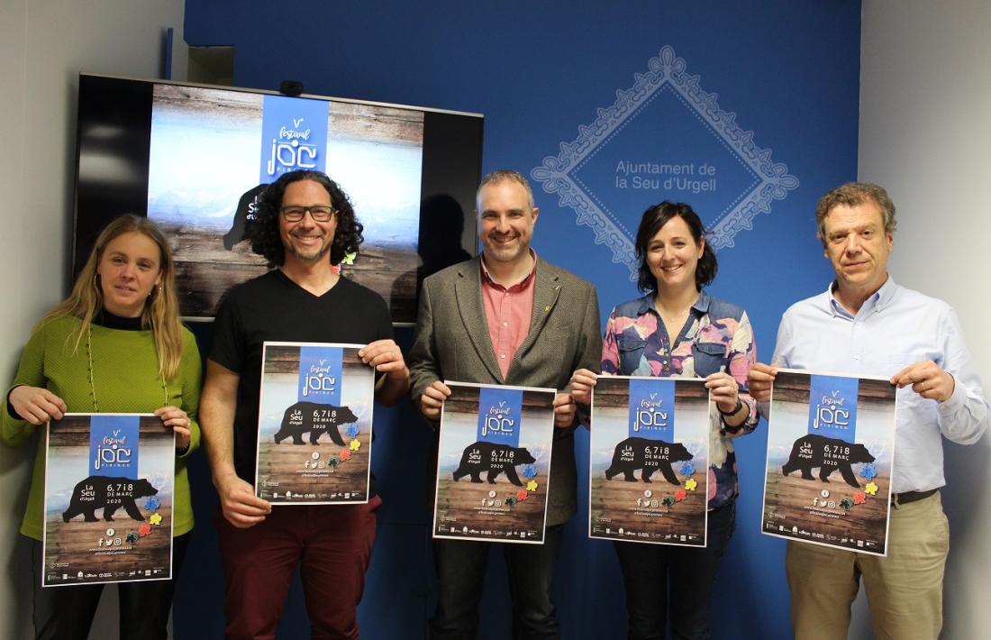 Fàbrega amb el cartell del festival.