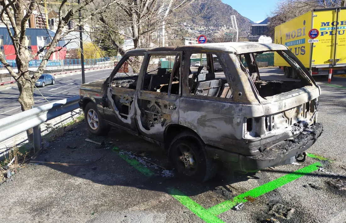 El cotxe ha quedat totalment destrossat pel foc.