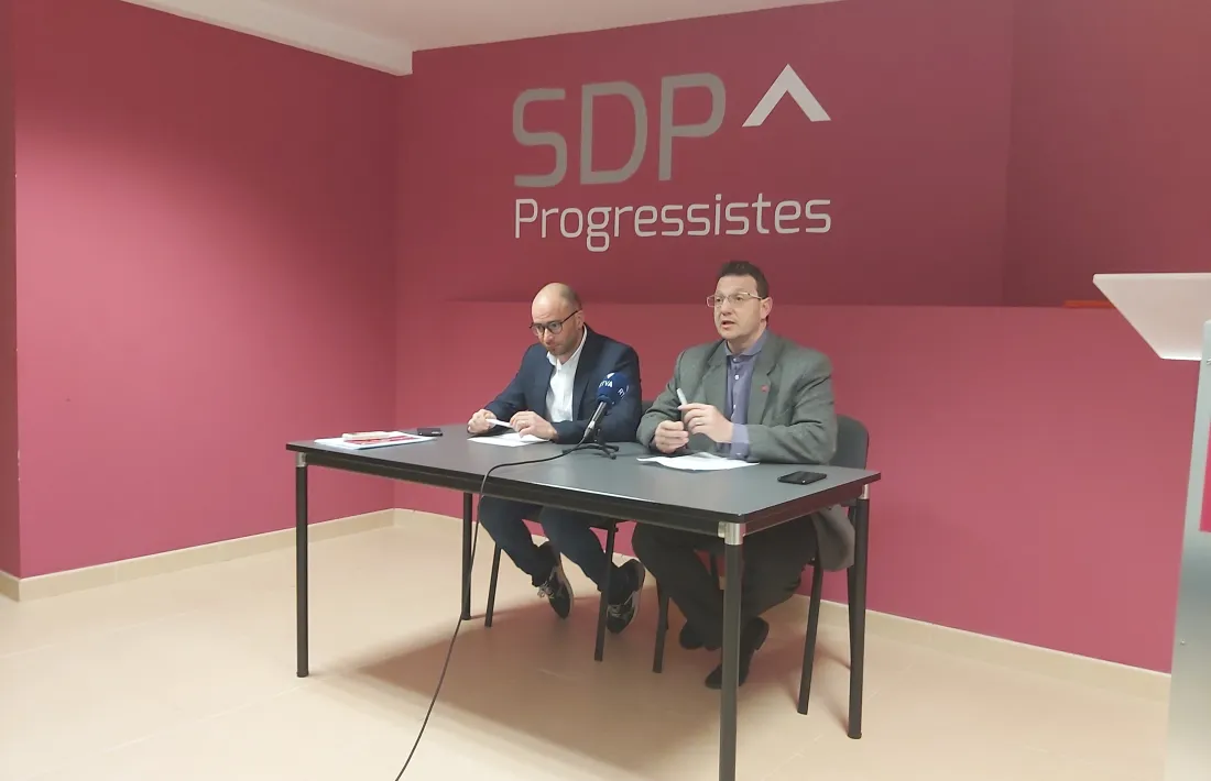 Marc González i Josep Lluís Donsión en la compareixença d’ahir a la seu de Progressistes-SDP.