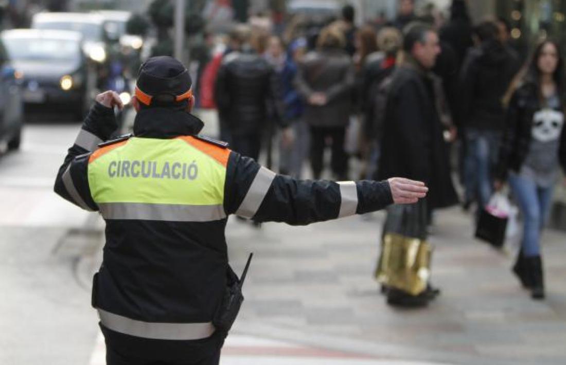 Un agent dirigint la circulació.