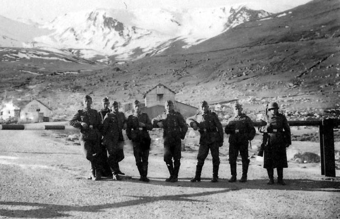 Un destacament de soldats de la Werhmacht posa en actitud distesa a la barrera de la duana francesa: som en algun moment entre el novembre del 1942 i agost del 1944.