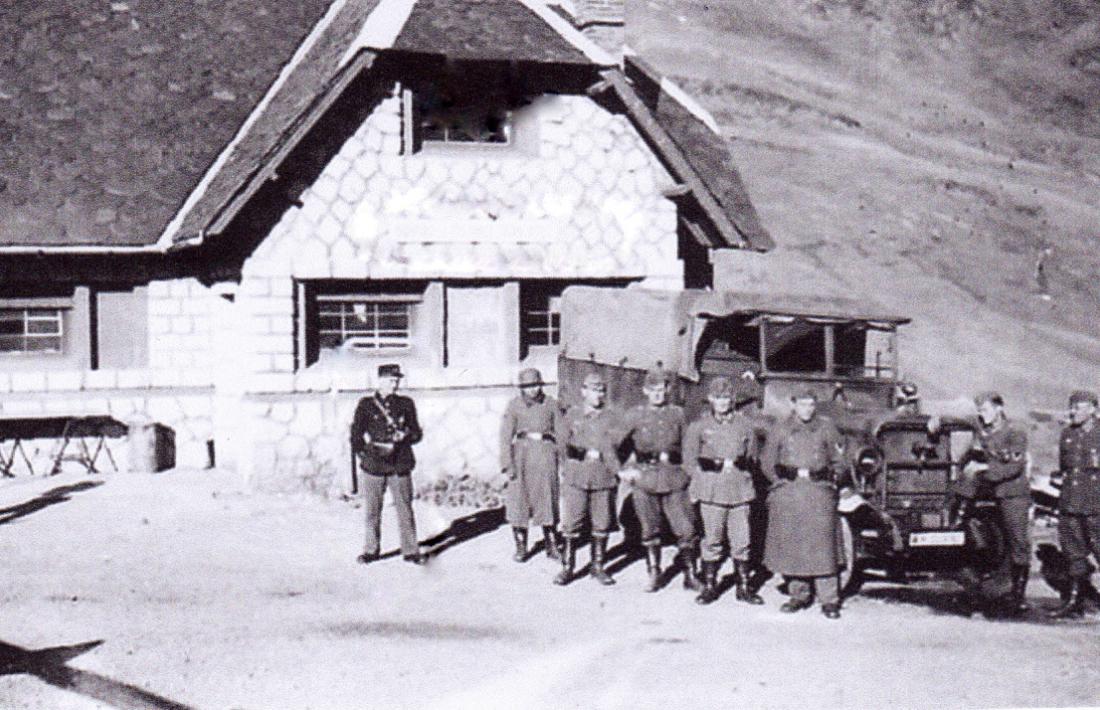 Foto de família a la garita, amb duaner francès i camió Berliet.