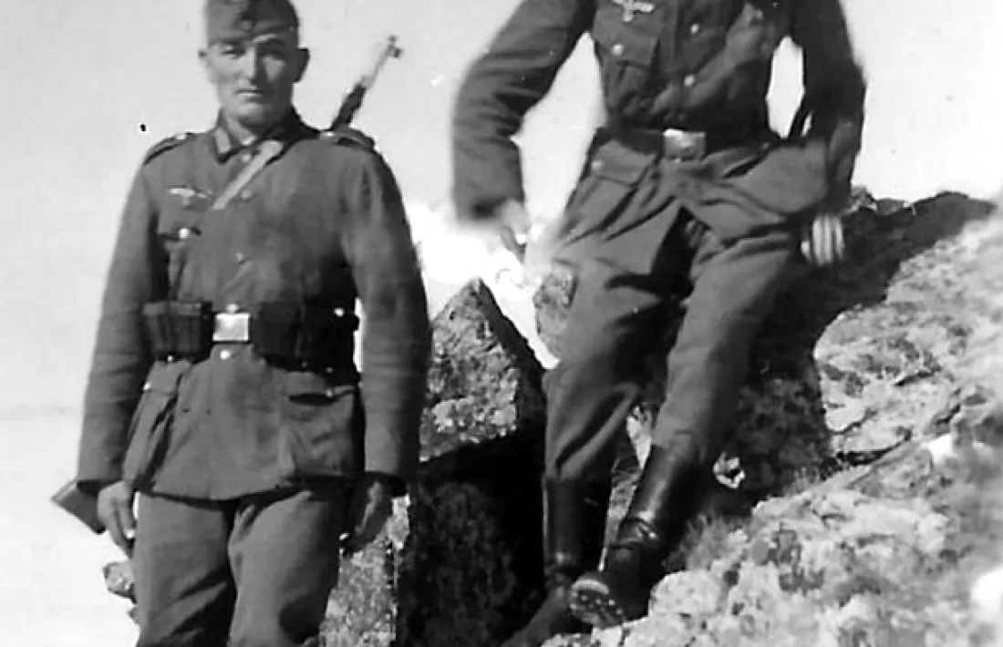 Dos dels soldats alemanys retratats al Pas: el de l'esquerra sembla el tercer de la dreta de la fotografia de la barrera..