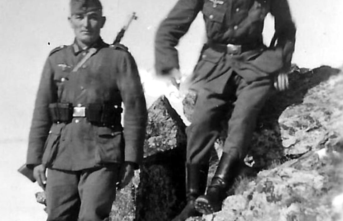 Dos dels soldats alemanys retratats al Pas: el de l'esquerra sembla el tercer de la dreta de la fotografia de la barrera..