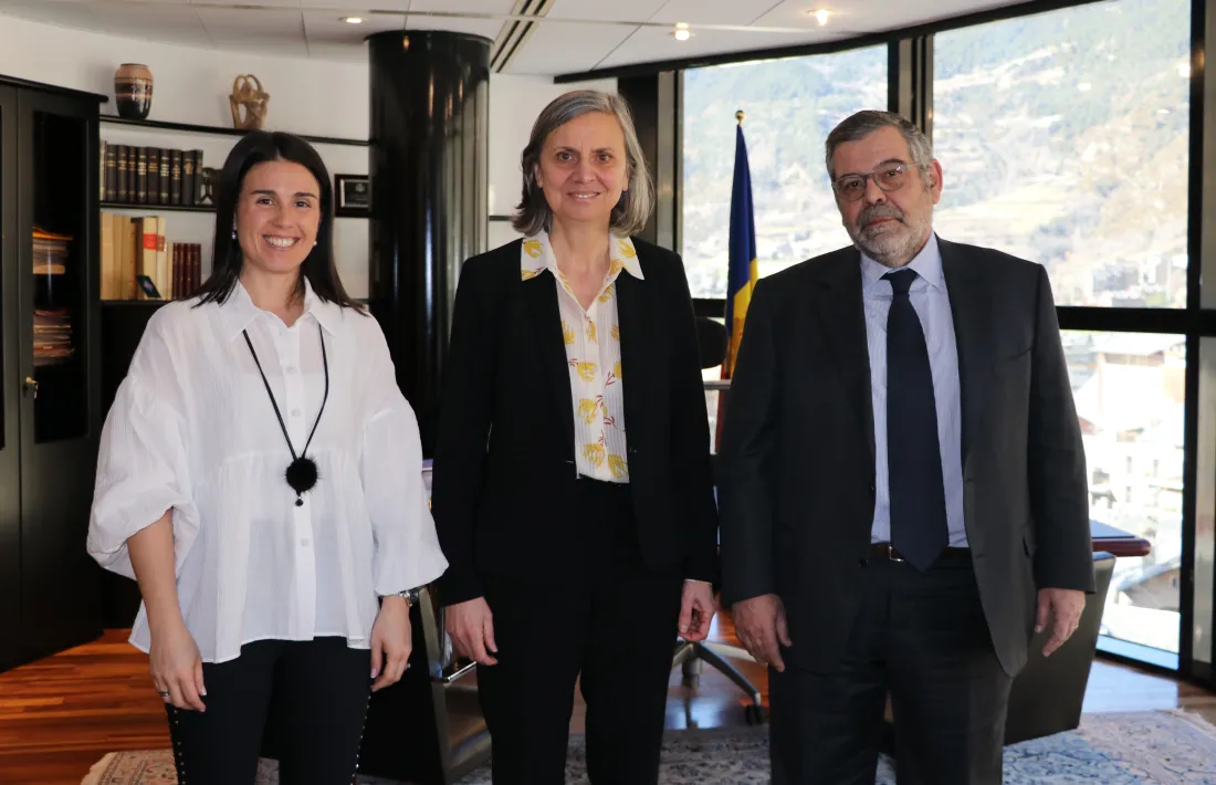L'ambaixadora, Jocelyne Caballero, flanquejada per Laura Mas i Jean-Michel Rascagneres