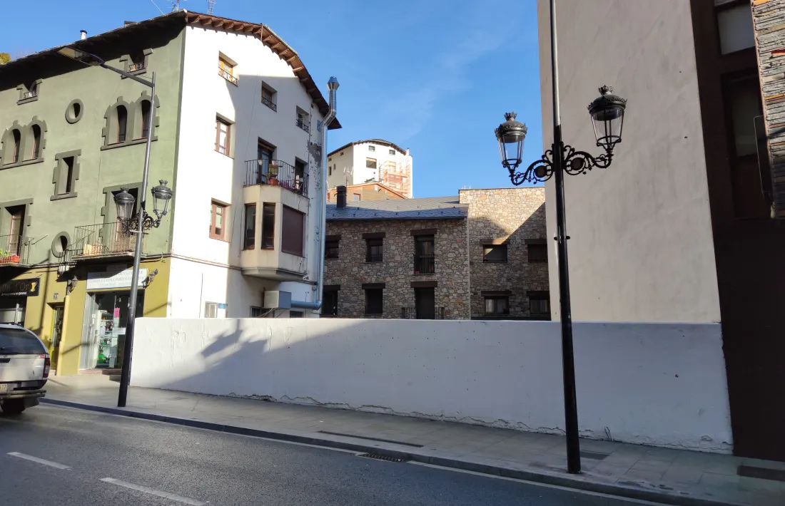 Vista de la parcel·la on es farà la plaça i el parc.