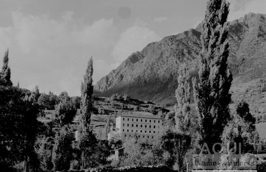 L'edifici del roc de les Anelletes, anteriorment l'Hotel de France, s'aixecava aproximadament on avui hi ha l'hospital de Nostra Senyora de Meritxell.