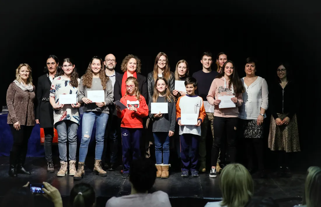 Foto de família dels guanyadors i finalistes del concurs de contes de Nadal.