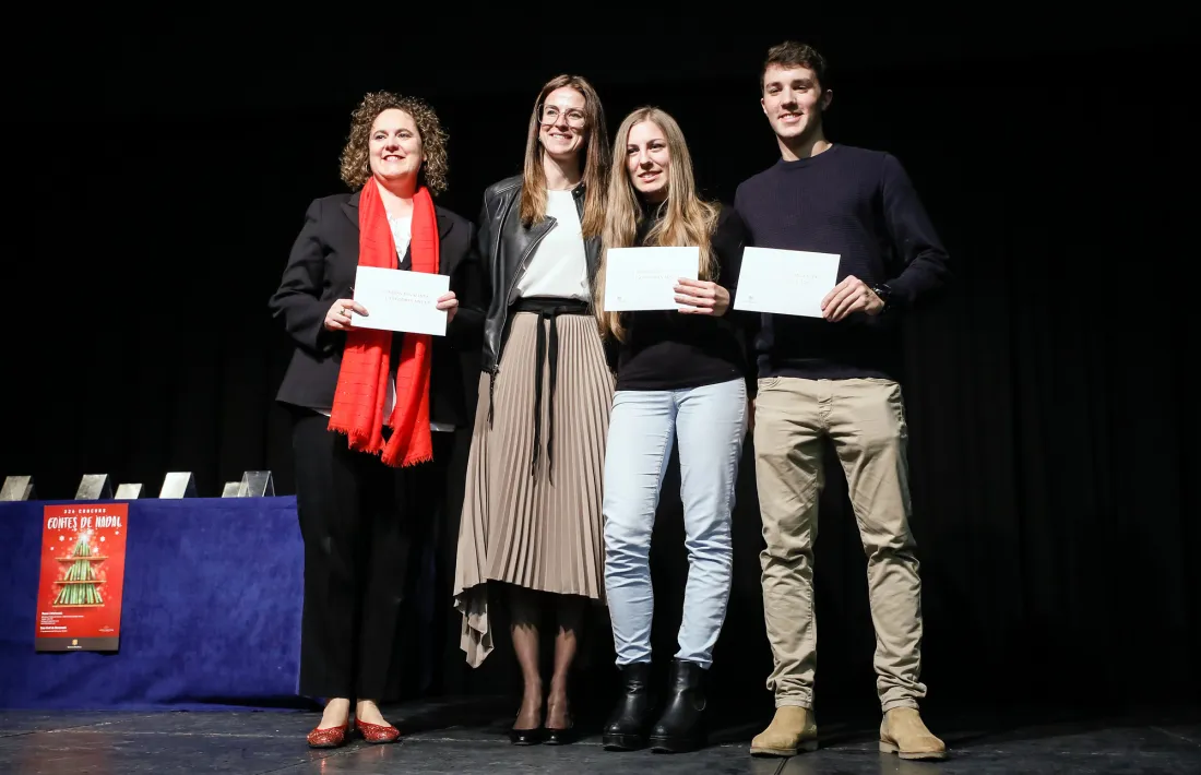 La ministra Riva, amb els guanyadors del certamen en la categoria d’adults.