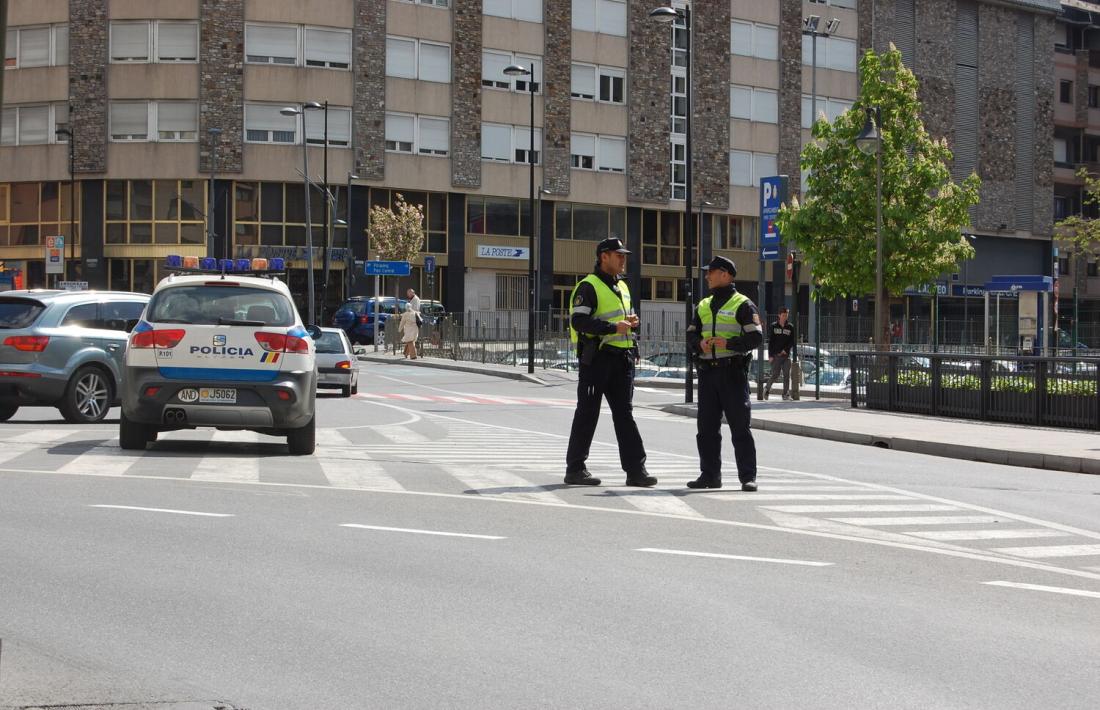 Agents de la policia en un control.