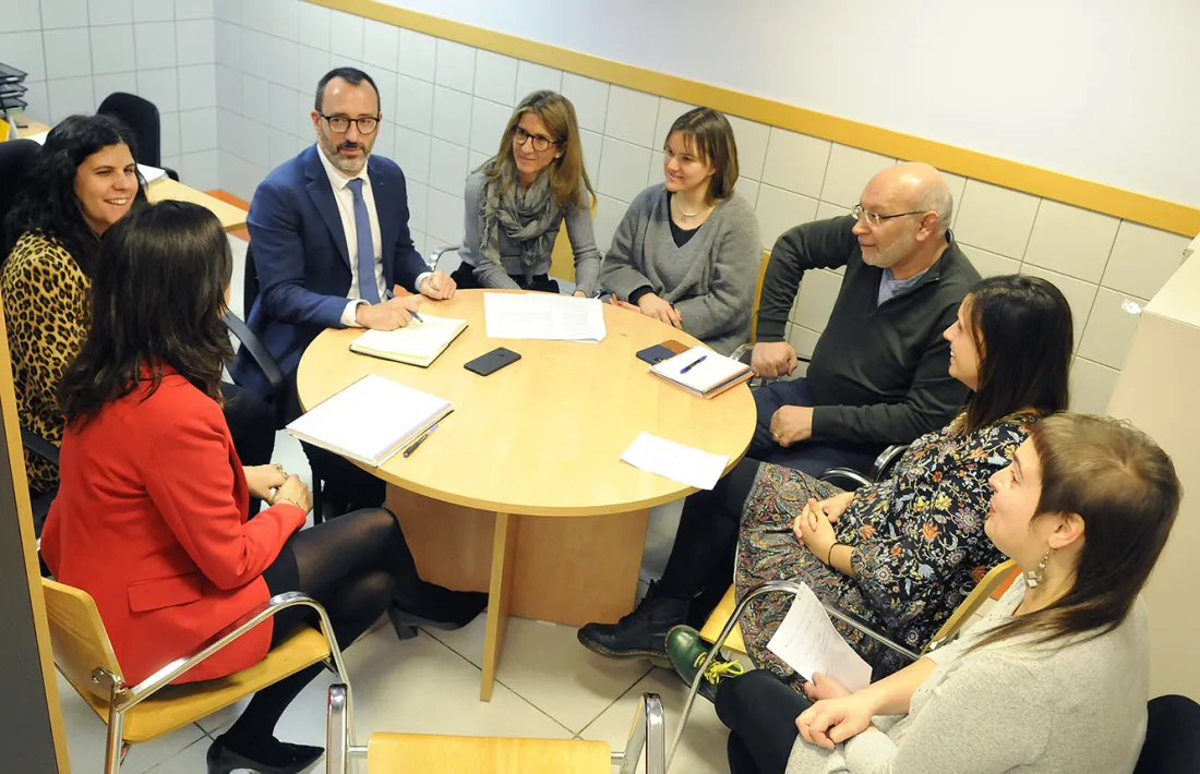 El ministre d'Afers Socials, Habitatge i Joventut, Víctor Filloy, en la seva visita al CAP de la Llacuna.