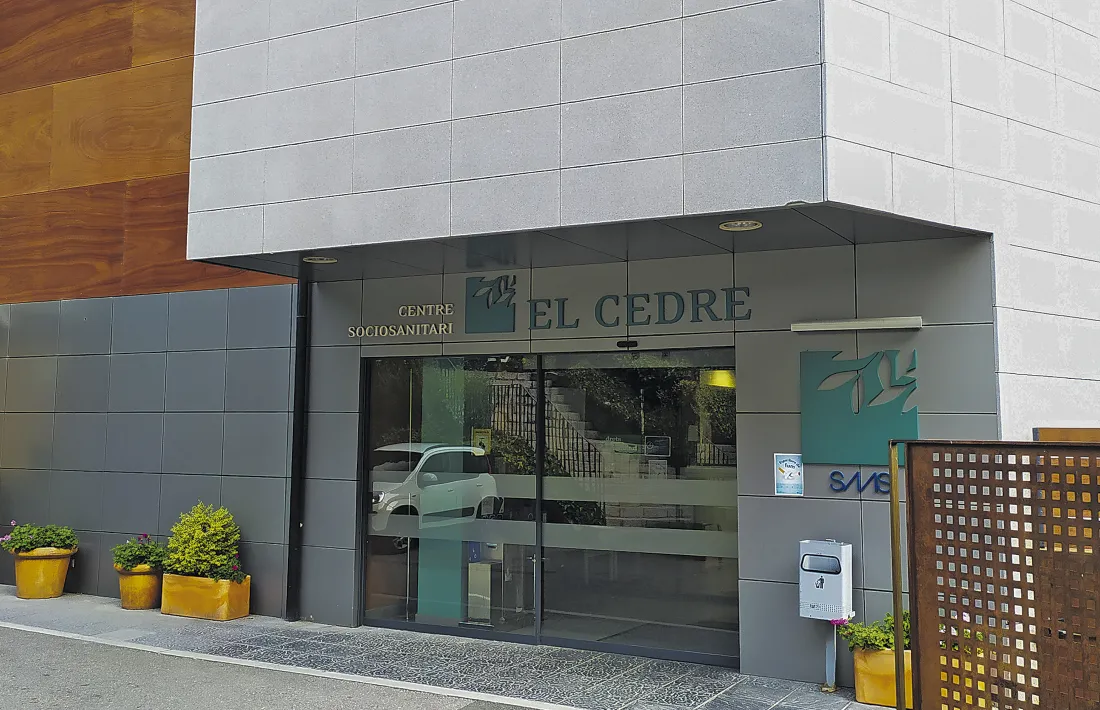 Vista exterior del centre sociosanitari El Cedre.