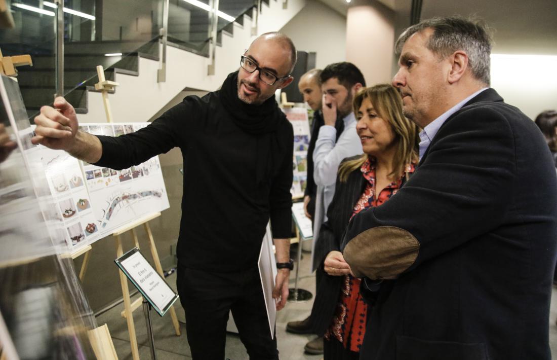  El guanyador del concurs, Pere Cervós, (a la dreta) i Conxita Marsol escolten l’explicació de Miquel Mercè, que va obtenir el segon premi.