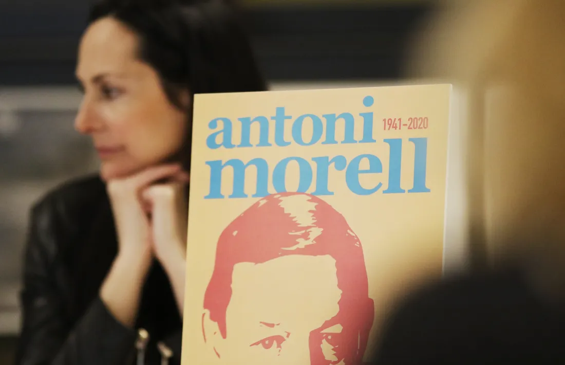 El grafisme que identificarà els actes en homenatge a Antoni Morell que se succeiran al març. Al fons, la cònsol Olga Molné.