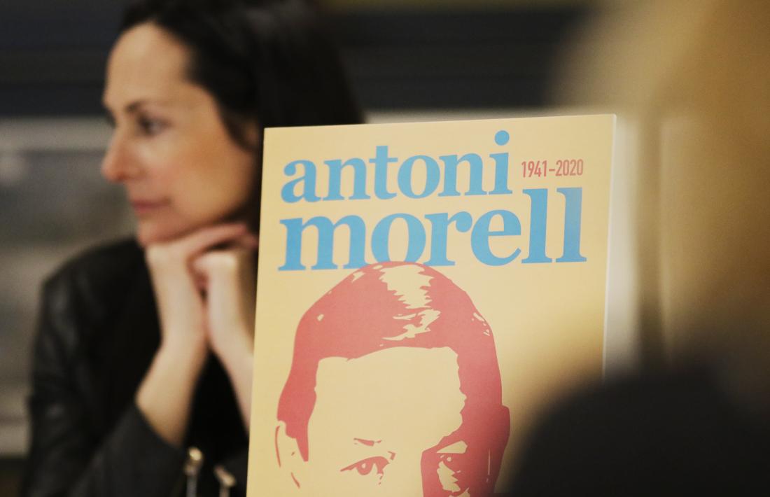 El grafisme que identificarà els actes en homenatge a Antoni Morell que se succeiran al març. Al fons, la cònsol Olga Molné.