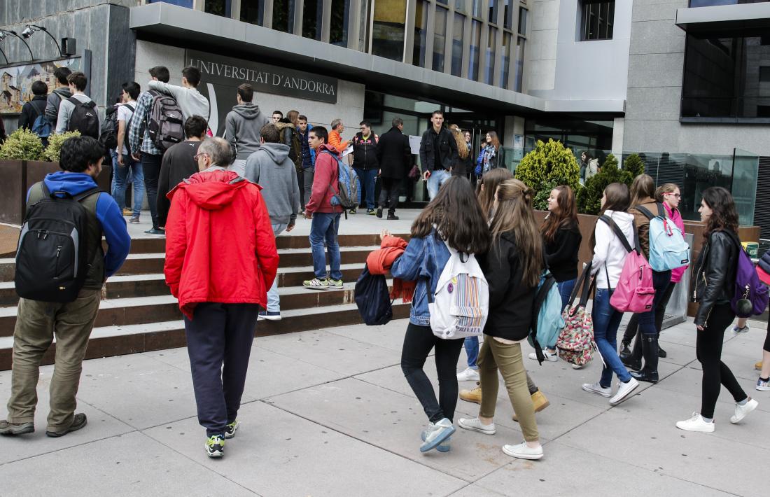 Estudiants a l’exterior de les instal·lacions de la Universitat d’Andorra, emplaçada al centre de Sant Julià. 