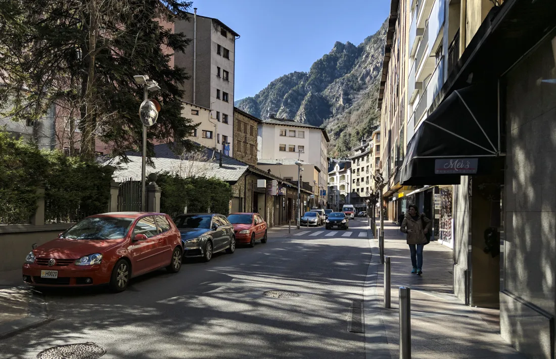 L’espai de l’antiga parada de bus a Príncep Benlloch ocupat per vehicles aparcats.
