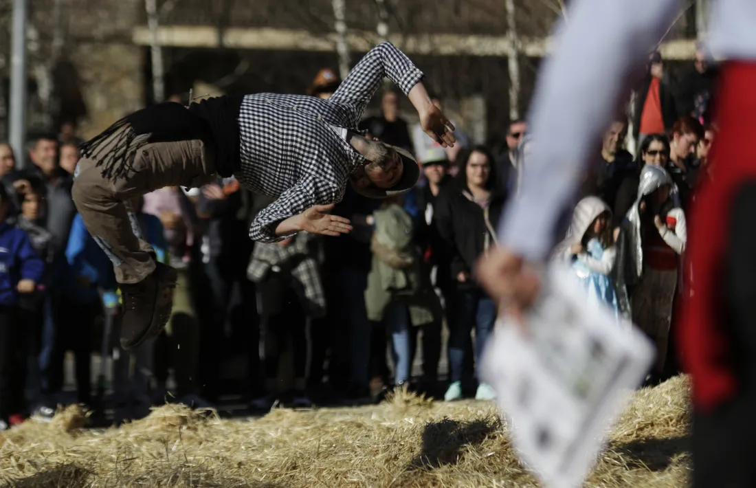Un dels caçadors que va participar en la captura de l’ossa d’Encamp executa una pintoresca pirueta.