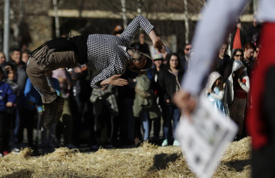 Un dels caçadors que va participar en la captura de l’ossa d’Encamp executa una pintoresca pirueta.