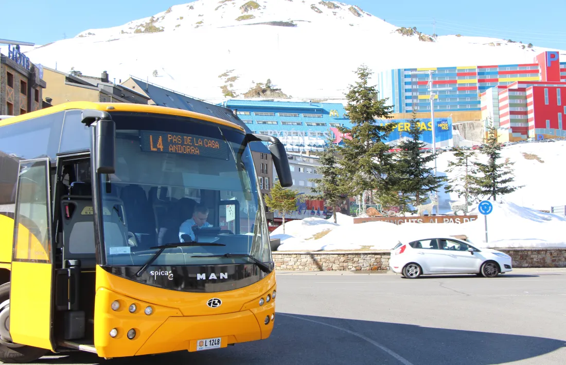 Un dels nous autobusos de les línies regulars de transport.