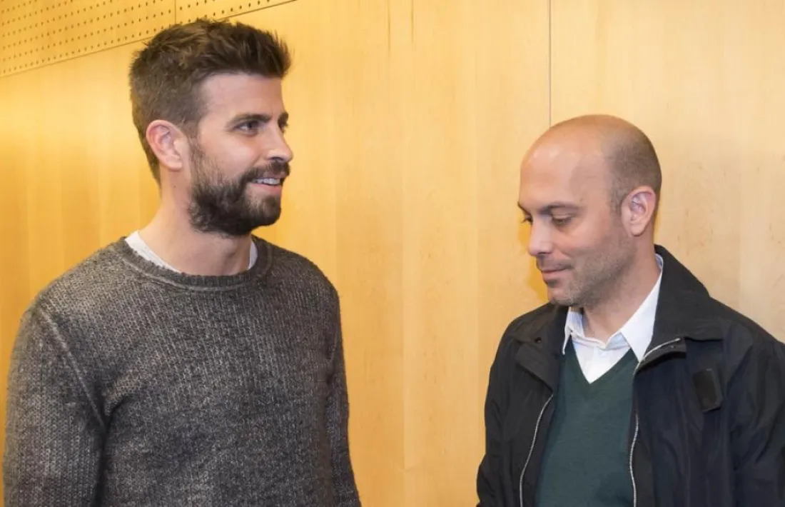 Gerard Piqué, ‘propietari’ de l’FC Andorra, amb el tècnic Gabri García en la roda de premsa de presentació del nou projecte tricolor, que ahir va ser destituït pels mals resultats.